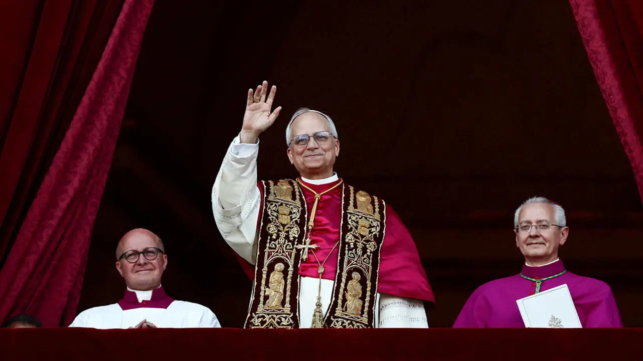 <p>El recién elegido Papa León XIV, el cardenal Robert Prevost de los Estados Unidos, pronuncia el mensaje Urbi et Orbi (a la ciudad y al mundo) desde el balcón de la Basílica de San Pedro, en el Vaticano, el 8 de mayo de 2025 - REUTERST/YARA NARDI</p>
