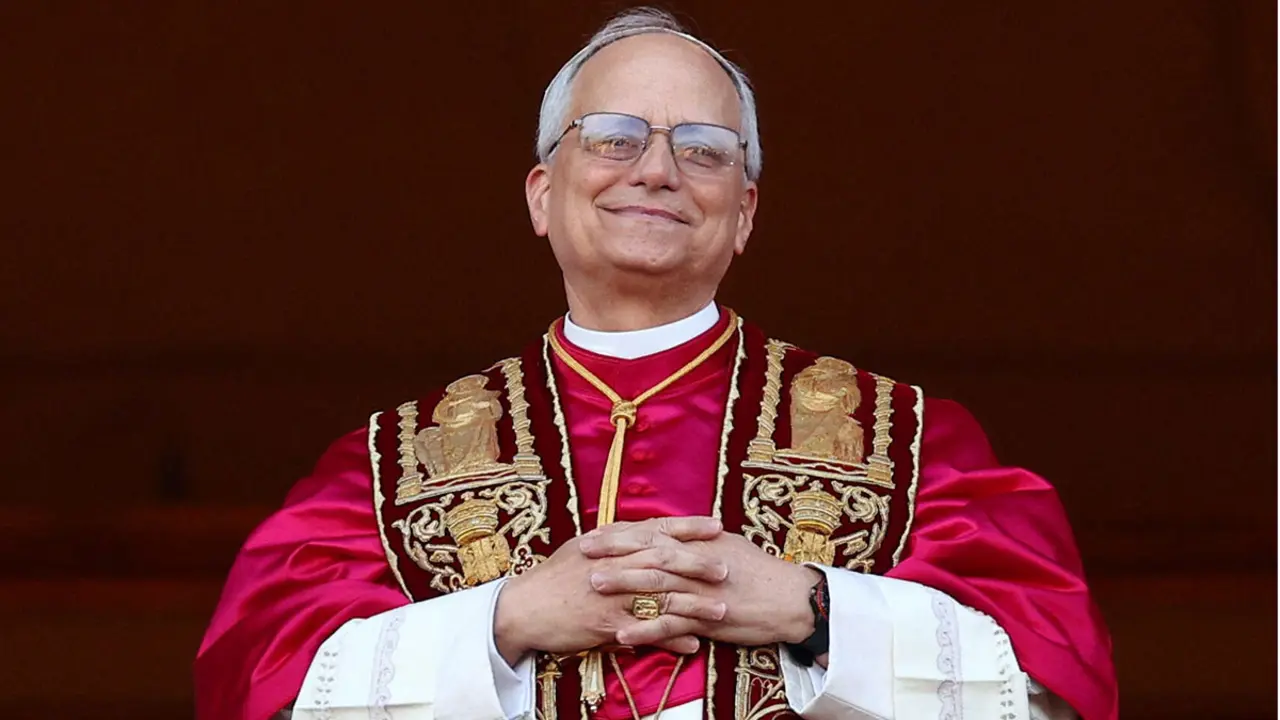 El papa León XIV, el cardenal Robert Prevost de los Estados Unidos, aparece en el balcón de la Basílica de San Pedro, en el Vaticano, el 8 de mayo de 2025 - REUTERS/ GUGLIELMO MANGIAPANE
