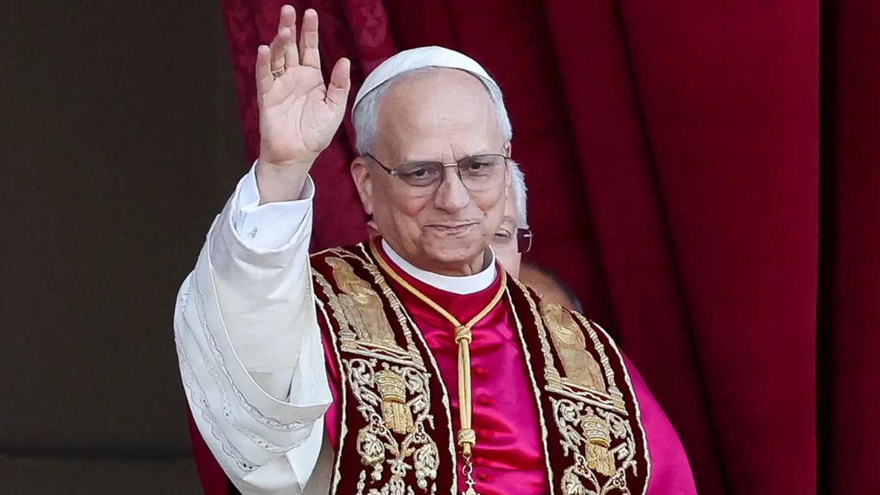 El recién elegido papa León XIV, el cardenal Robert Prevost de los Estados Unidos, aparece en el balcón de la Basílica de San Pedro en el Vaticano, el 8 de mayo de 2025 - REUTERS/ CLAUDIA GRECO