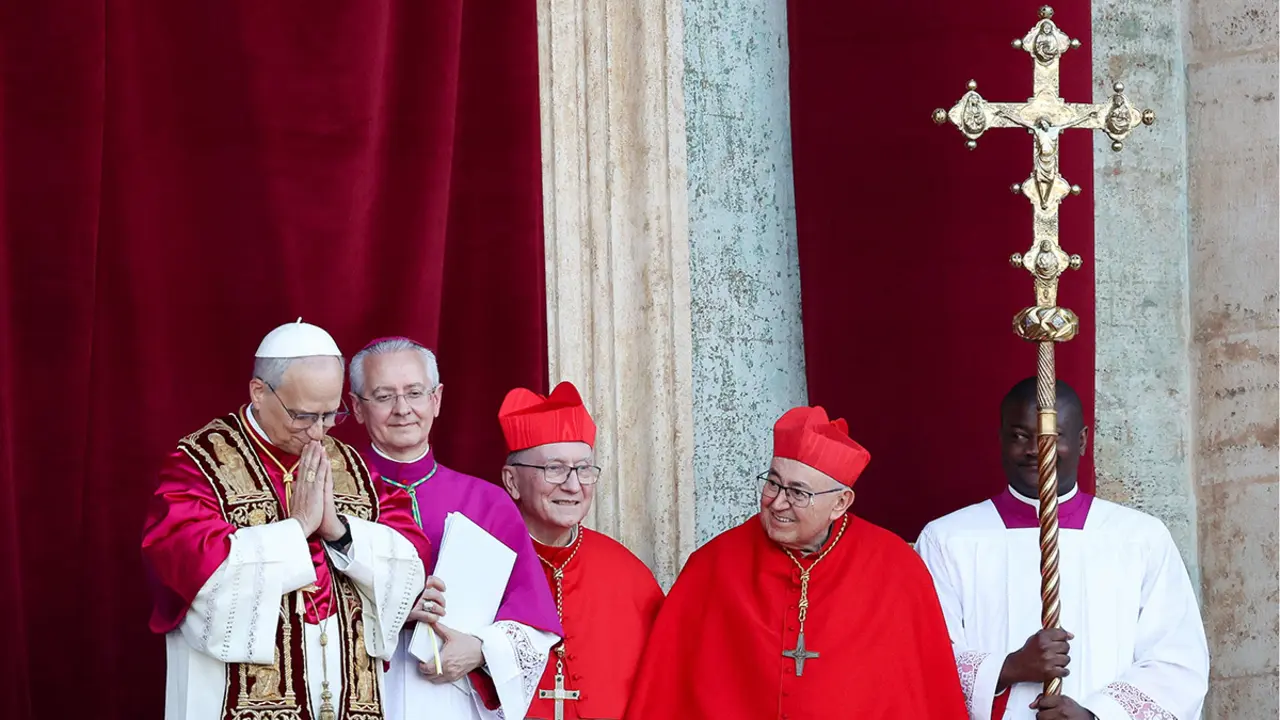 El recién elegido papa León XIV, el cardenal Robert Prevost de los Estados Unidos, aparece en el balcón de la Basílica de San Pedro en el Vaticano, el 8 de mayo de 2025 - REUTERS/ CLAUDIA GRECO