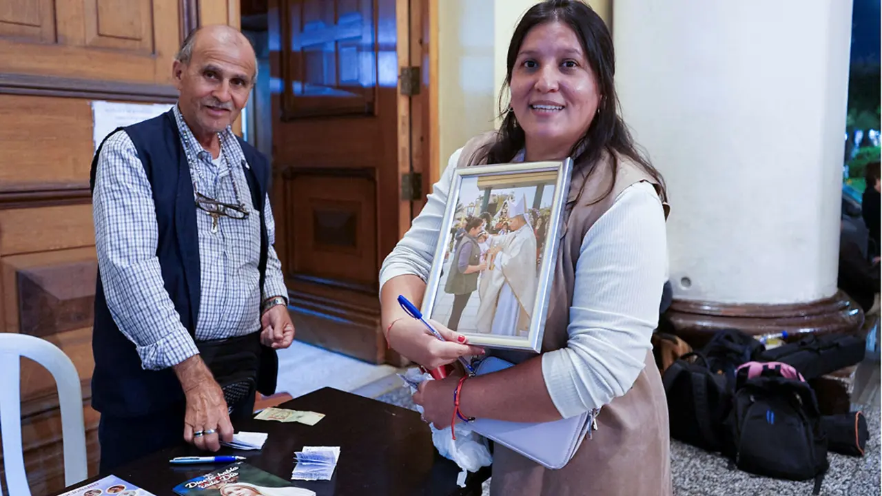 Adriana Quiroz sostiene una foto tomada con Robert Prevost, ahora papa León XIV, en la Catedral de Santa María, el día de la elección del papa León XIV, en Chiclayo, Perú, el 8 de mayo de 2025 - REUTERS/ DIEGO TORRES MENCHOLA