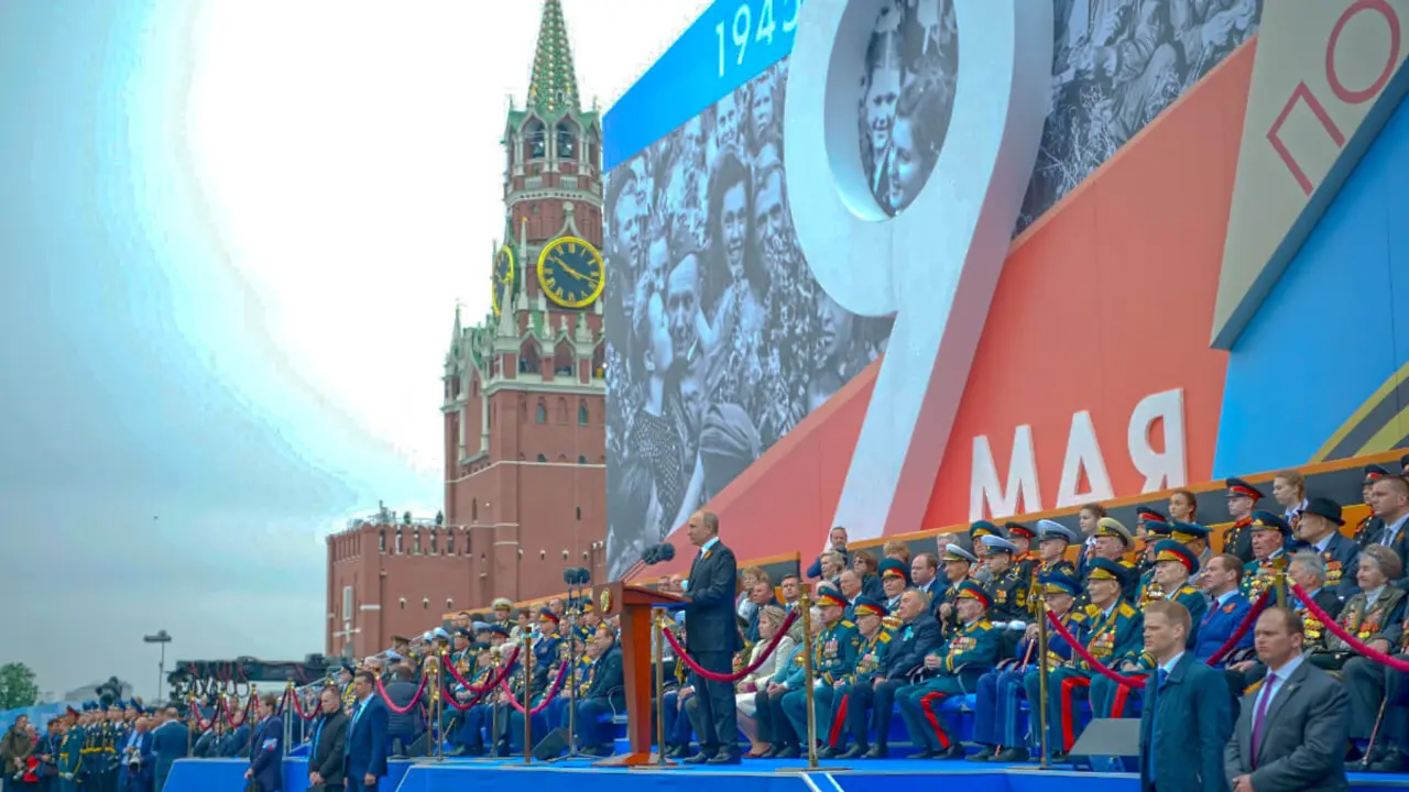 Vladimir Putin conmemora hoy, 9 de mayo, el 80 aniversario de la derrota de la Alemania nacionalsocialista y, ante 29 líderes políticos del mundo, muestra el poderío militar de Rusia, muy pocas horas después de la llamada a la paz del nuevo Papa -&nbsp;PHOTO/Kremlin