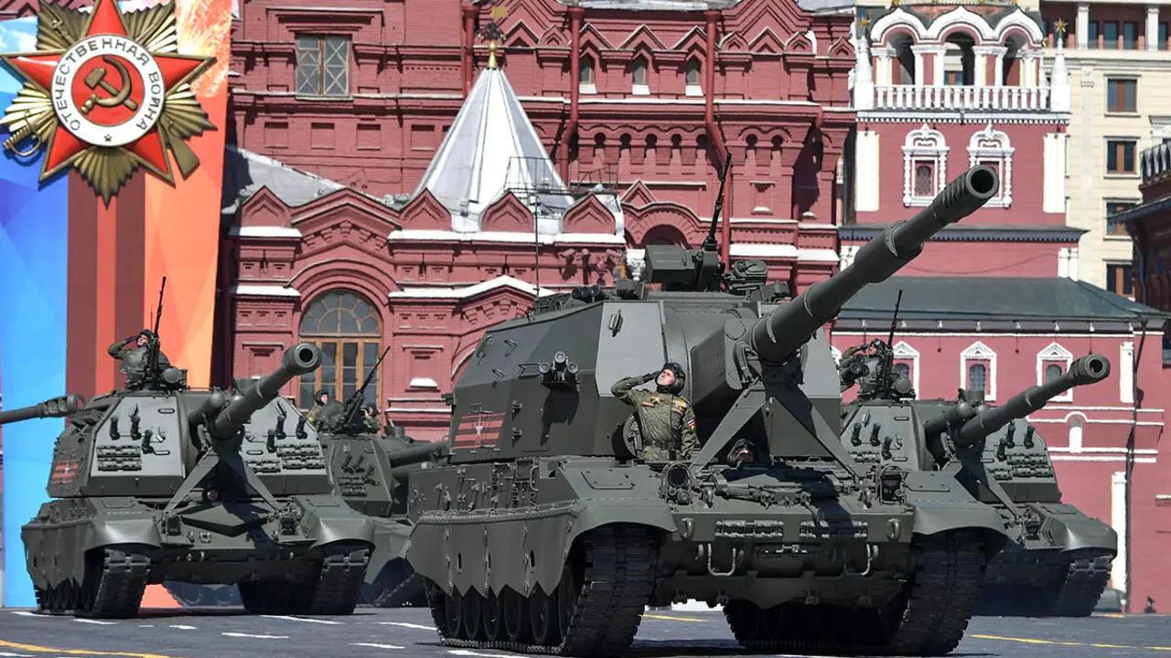 El presidente de Rusia ha hecho desfilar por la plaza Roja más de un centenar de sus más avanzados carros de combate potentes piezas de artillería autopropulsada -&nbsp;PHOTO/Kremlin