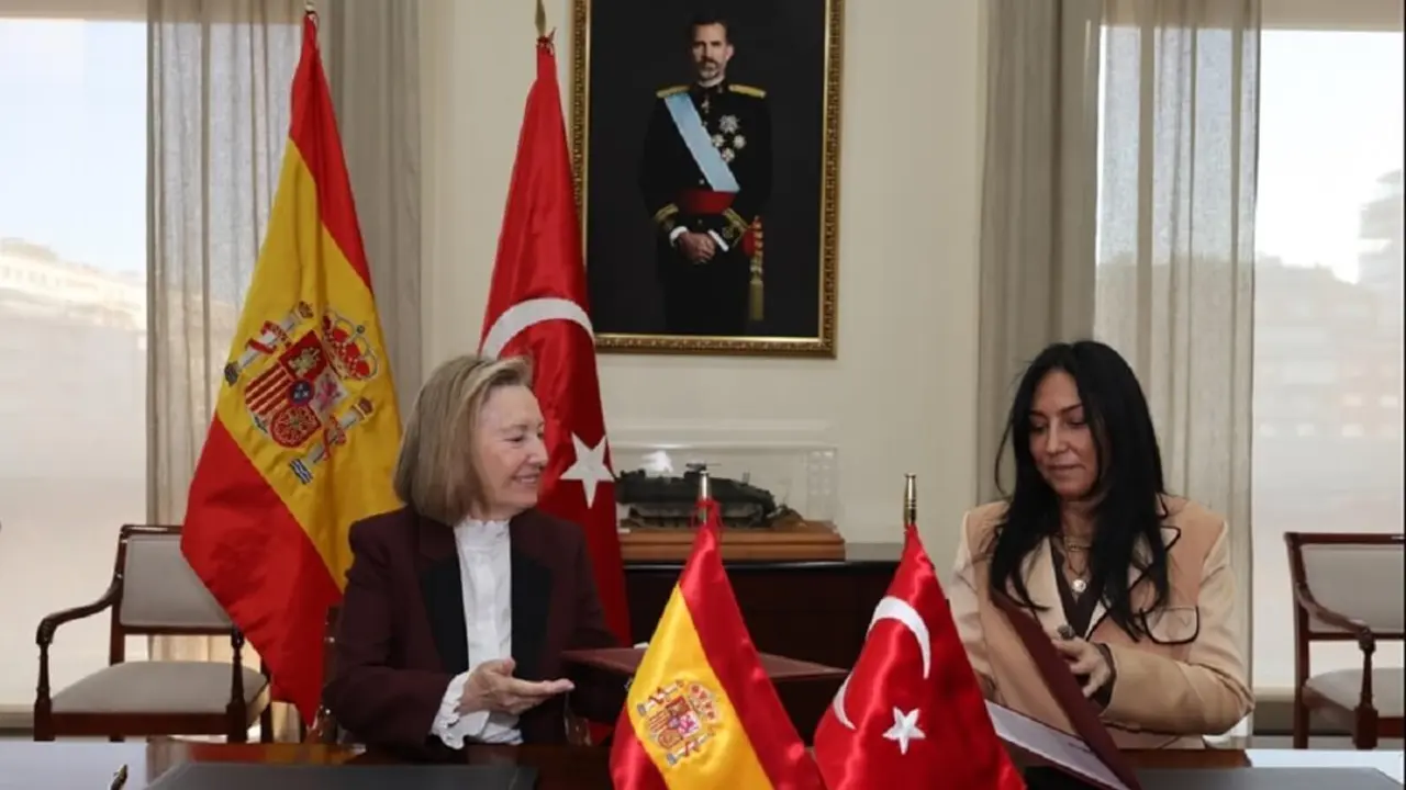 La secretaria de Estado de Defensa, Amparo Valcarce, y la embajadora de Turquía en España, Nüket Küçükel Ezberci, suscribieron en diciembre pasado un acuerdo para desarrollar de forma conjunta un avión entrenador avanzado - PHOTO/MDE&nbsp;