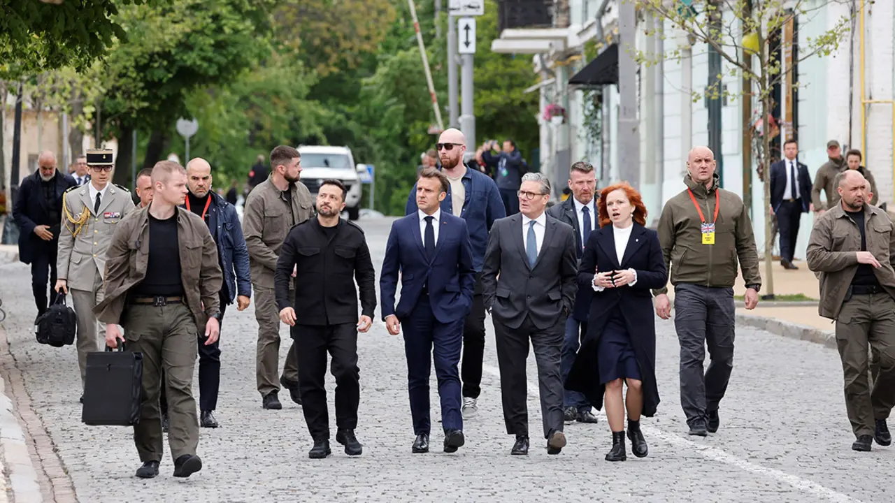 El primer ministro brit&aacute;nico, Keir Starmer, el presidente franc&eacute;s, Emmanuel Macron, y el presidente ucraniano, Volodymyr Zelensky, llegan a visitar el Muro de los H&eacute;roes de la Naci&oacute;n, un muro conmemorativo de los militares ucranianos ca&iacute;dos, en Kiev, Ucrania, el 10 de mayo de 2025 - REUTERS/ LUDOVIC MARIN