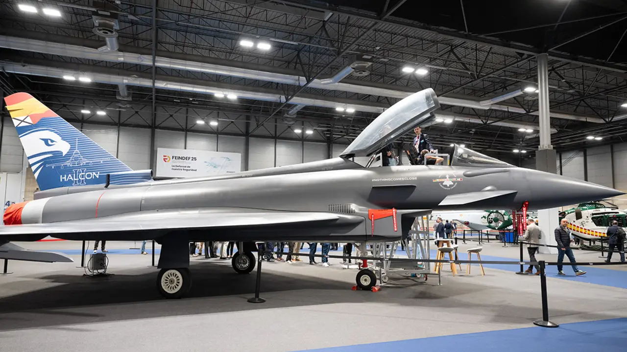 Maqueta del avión de combate Eurofighter, lleva en su cola la alusión al programa Halcón II que, junto a Halcón I, sustituirá a los F/A-18A y EF-18M del Ejército del Aire y del Espacio español - PHOTO/ATALAYAR