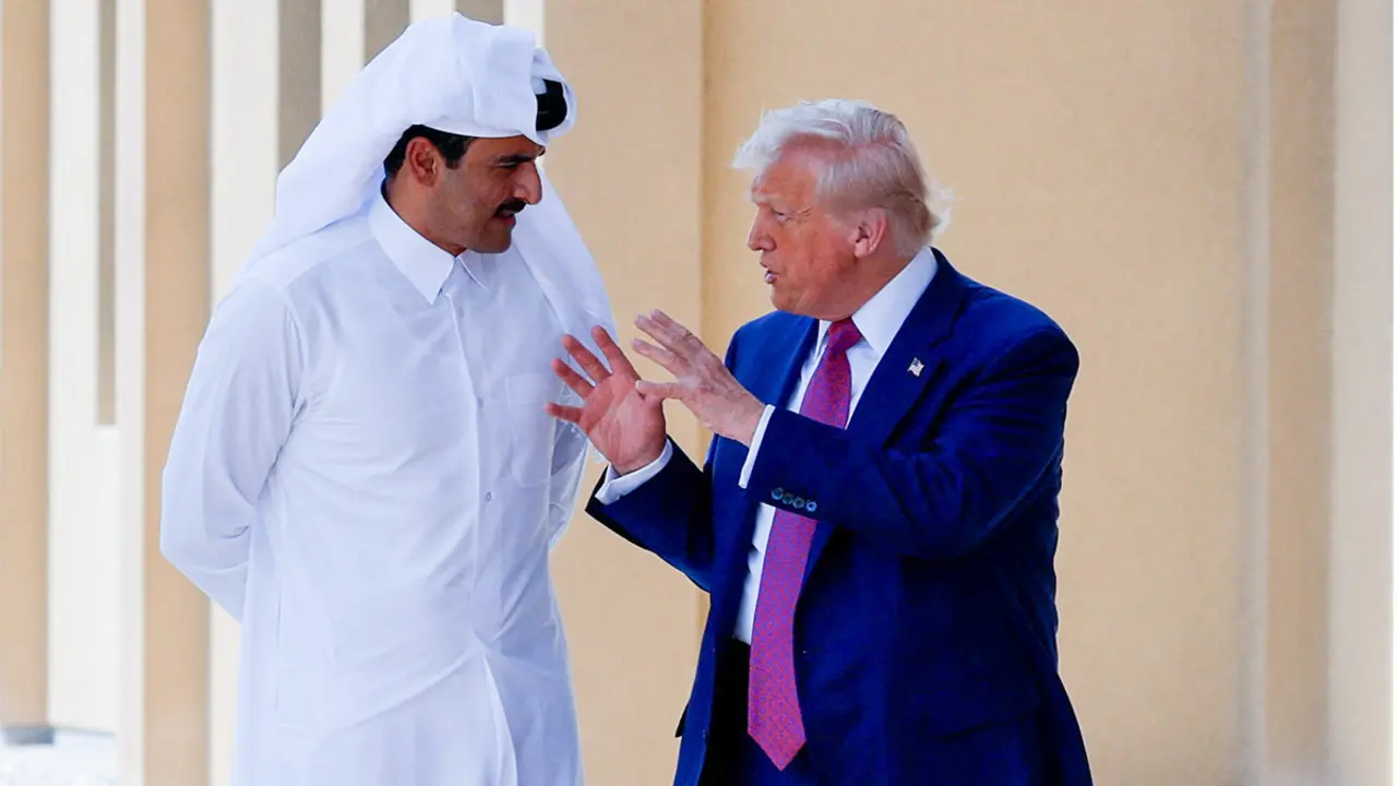El presidente de Estados Unidos, Donald Trump, habla con el emir de Qatar, Tamim bin Hamad Al Thani, al salir de la base aérea Al Udeid, camino a Abu Dabi - REUTERS/ BRIAN SNYDER