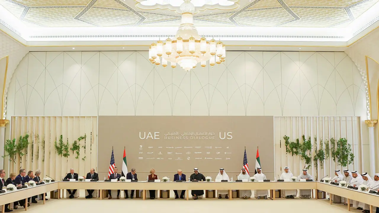 El presidente de Estados Unidos, Donald Trump, y el príncipe heredero de Abu Dabi, el jeque Khaled bin Mohamed bin Zayed Al Nahyan, asisten a un foro empresarial en Qasr Al Watan durante la última parada de su visita al Golfo, en Abu Dabi - REUTERS/ AMR ALFIKY