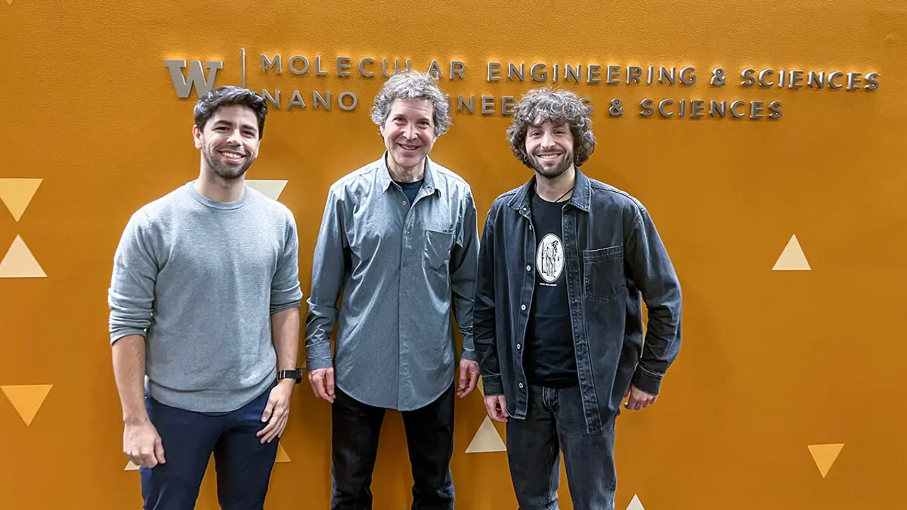Marc Expòsit y Alfredo Quijano posan junto a David Baker, premio nobel de química de 2024 - PHOTO/FUNDACIÓN LA CAIXA