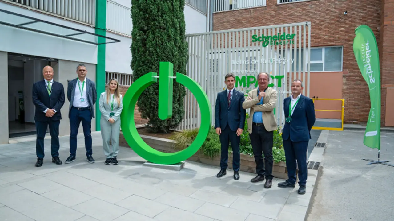 Acto en la planta de Schneider Eectric de Molins de Rei (Barcelona) con representantes de Iberdrola España