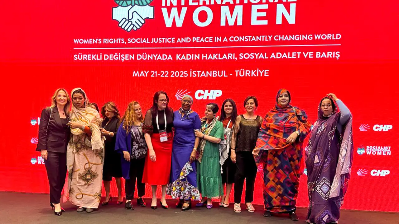 Delegación femenina del MSP en la sede del Consejo de la Internacional Socialista de Mujeres en Estambul