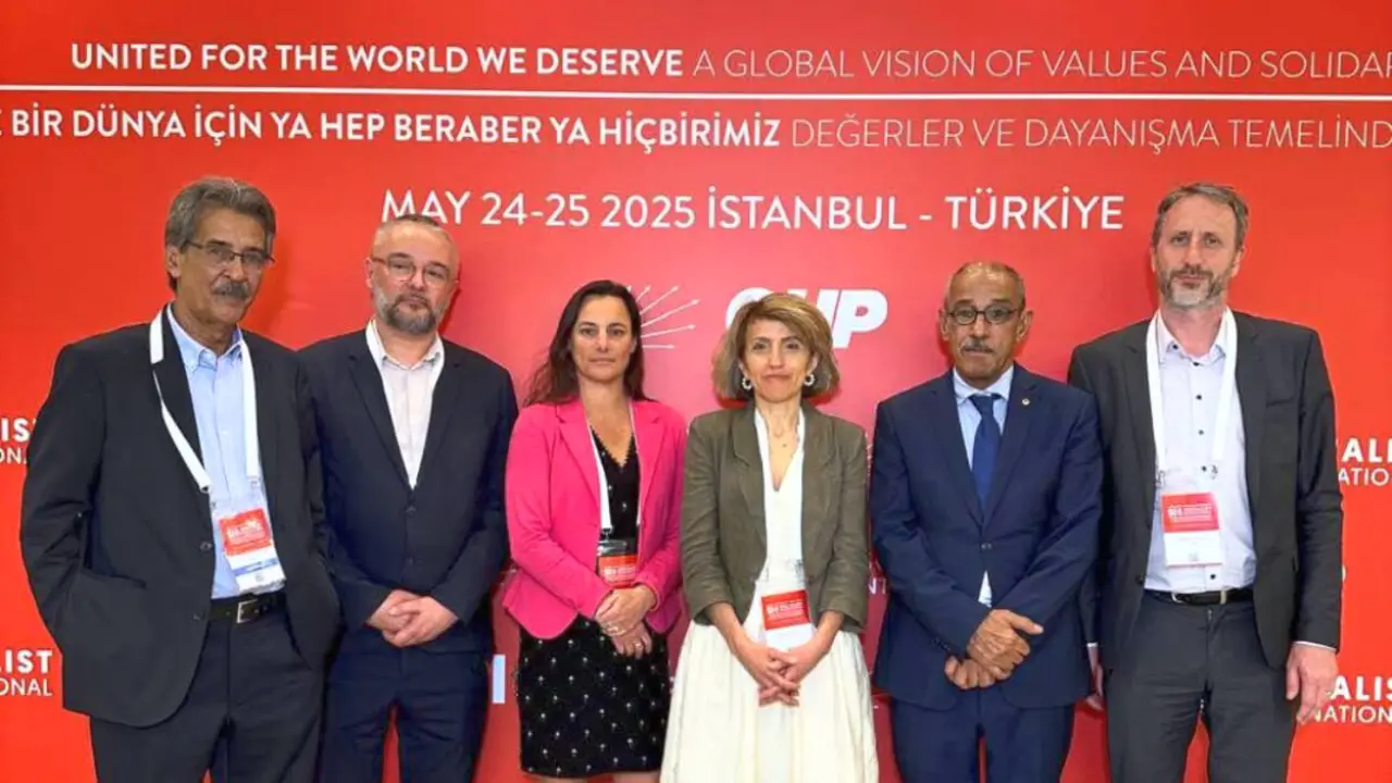 Hach Ahmed Bericalla, primer secretario del Movimiento Saharauis por la Paz (MSP), junto a los representantes de las principales organizaciones que participaron en el Consejo de la Internacional Socialista en Estambul durante los días 21 al 25 de mayo de 2025 - PHOTO/MSP