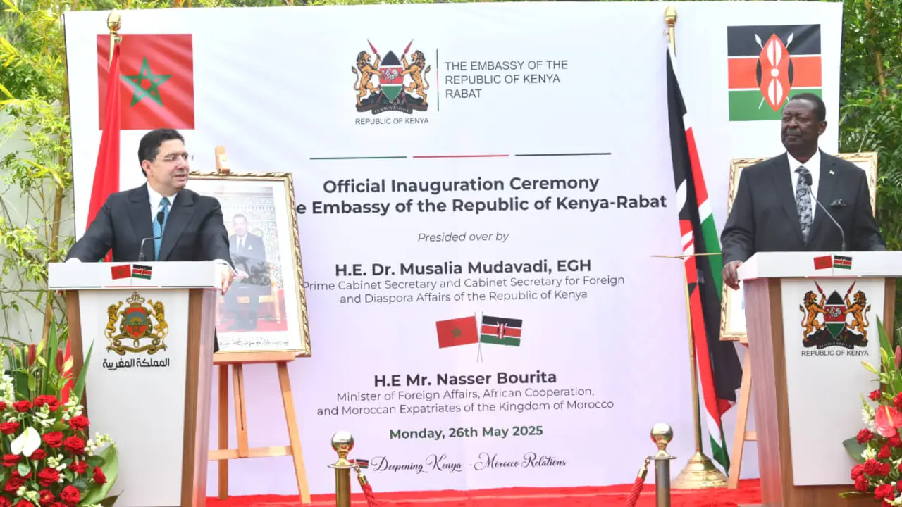 Nasser Bourita, ministro de Asuntos Exteriores marroquí, junto&nbsp;al primer ministro y ministro de Asuntos Exteriores de Kenia, Musalia Mudavadi durante la inauguración de la embajada de Kenia en Rabat - PHOTO/@Marocdiplomatie