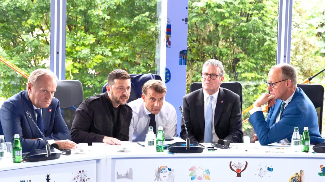 De der. a izda.: El excanciller alemán Olaf Scholz; el presidente ucraniano, Volodimir Zelenski; el presidente francés, Emmanuel Macron; el primer ministro británico, Keir Starmer; y el actual canciller alemán, Friedrich Merz - PHOTO/@_FriedrichMerz