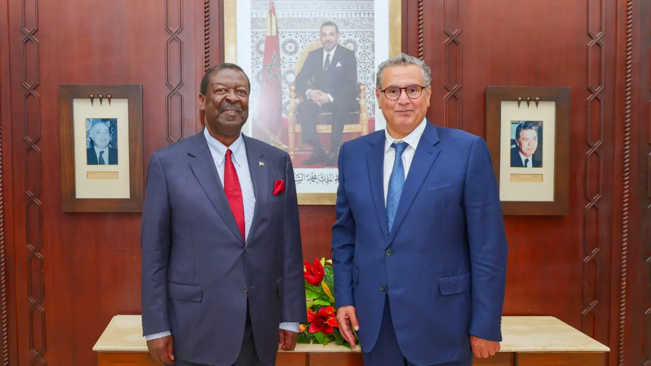 Musalia Mudavadi, primer ministro y ministro de Asuntos Exteriores de Kenia, junto a Aziz Akhannouch, primer ministro de Marruecos el 27 de mayo de 2025&nbsp; - PHOTO/MFA KENYA