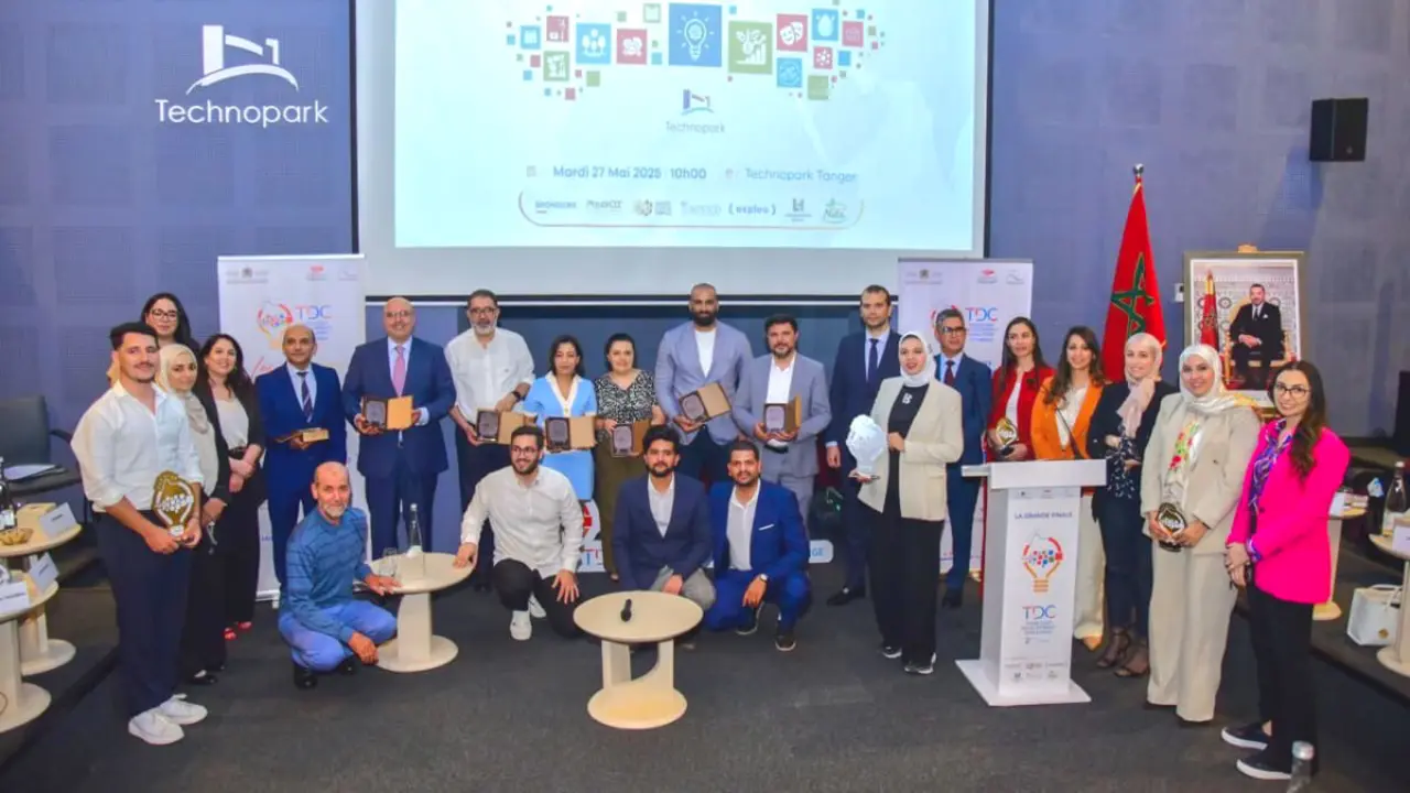 Foto de familia de los jurados, participantes y miembros presentes del Centro Regional de Inversiones de Tánger-Tetuán-Alhucemas - PHOTO/CRITTA