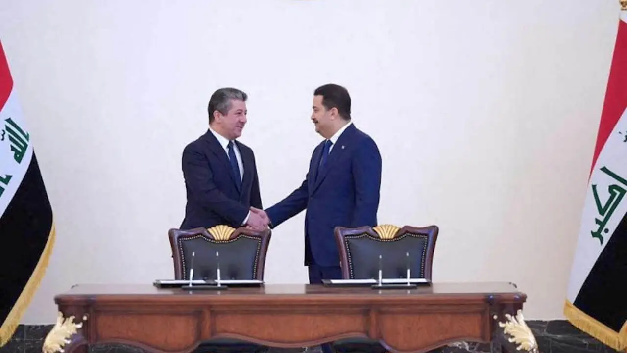 El primer ministro iraquí, Mohammed Shiaa al-Sudani, y su homólogo kurdo, Masrour Barzani, se dan la mano tras firmar un acuerdo para reanudar las exportaciones de petróleo del norte en Bagdad, el 4 de abril de 2023 - PHOTO/REUTERS