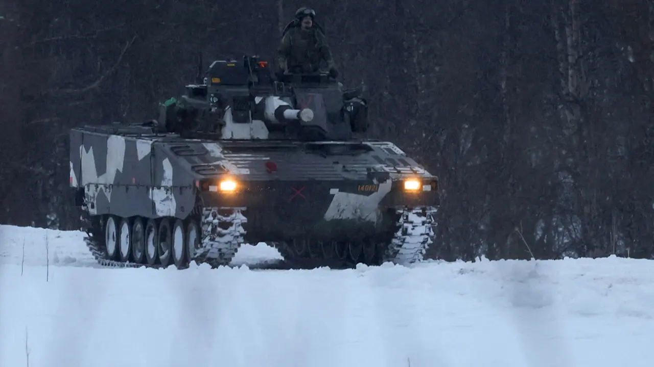 <p>Miembros del ejército sueco conducen un vehículo de combate de infantería como parte del ejercicio militar llamado Cold Response 2022 - REUTERS/ YVES HERMAN&nbsp;</p>
