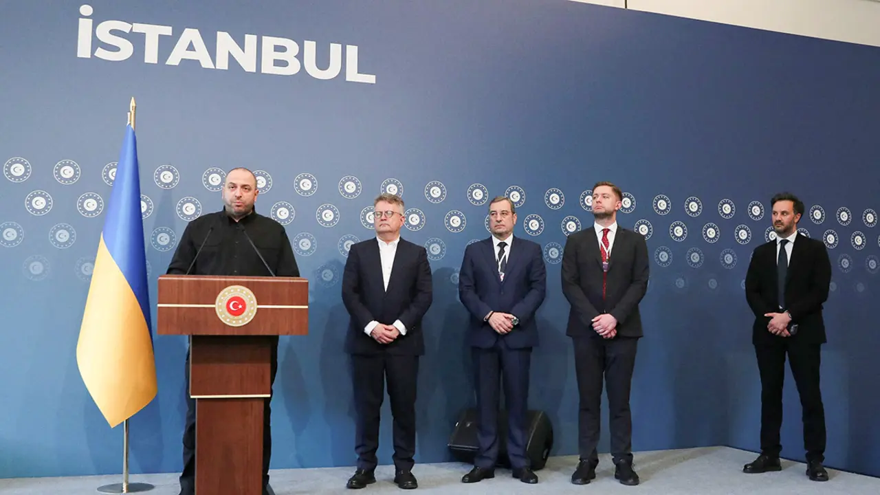 El ministro de Defensa de Ucrania, Rustem Umerov, quien encabeza la delegación ucraniana, habla en una conferencia de prensa en el Palacio de Ciragan, mientras Sergiy Kyslytsya, primer viceministro de Asuntos Exteriores de Ucrania, y Vadym Skibitskyi, subjefe de la Inteligencia de Defensa de Ucrania, el día de la segunda ronda de conversaciones de paz entre Rusia y Ucrania, en Estambul - REUTERS/ CAGLA GURDOGAN&nbsp;