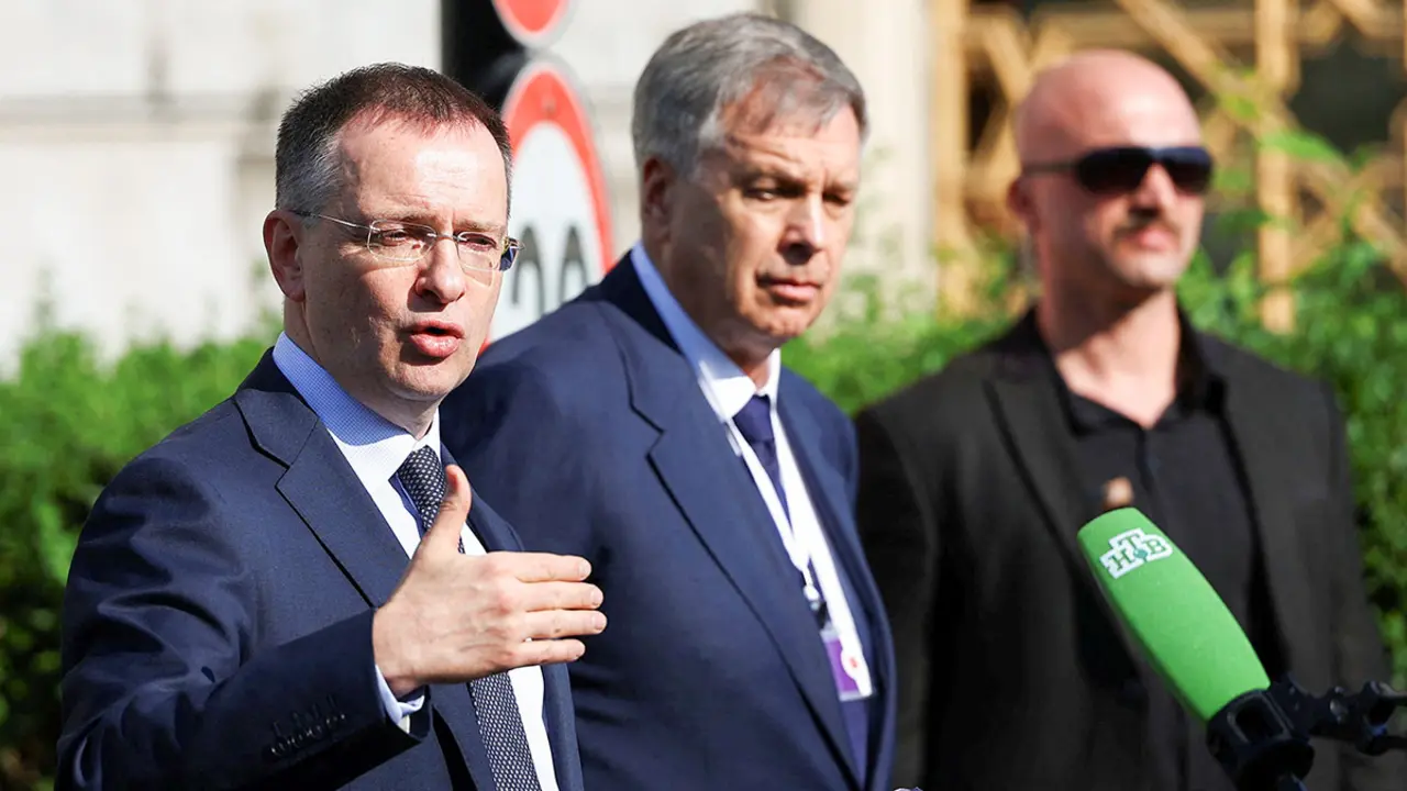 El jefe de la delegación rusa y asesor presidencial, Vladimir Medinsky, habla con la prensa después de una reunión en el Palacio de Ciragan el día de la segunda ronda de conversaciones de paz entre Rusia y Ucrania, en Estambul, Turquía, el 2 de junio de 2025 - REUTERS/ MURAD SEZER