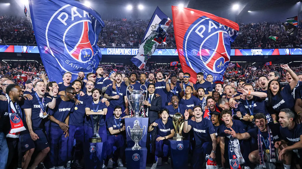 <p>Jugadores, cuerpo técnico y el presidente del París St Germain, Nasser Al-Khelaifi, durante la ceremonia de entrega del trofeo un día después de que el club ganara la UEFA Champions League - REUTERS/FRANCK FIFE&nbsp;</p>
