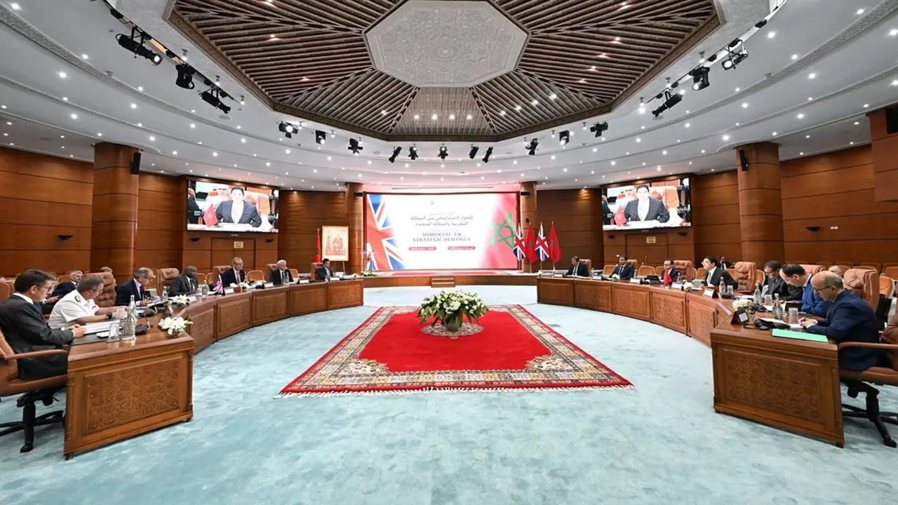 Delegaciones de Reino Unido y Marruecos en Rabat durante la firma de acuerdos y reconocimiento del Plan de Autonomía de Marruecos sobre el Sáhara Occidental - PHOTO/@MarocDiplomatie