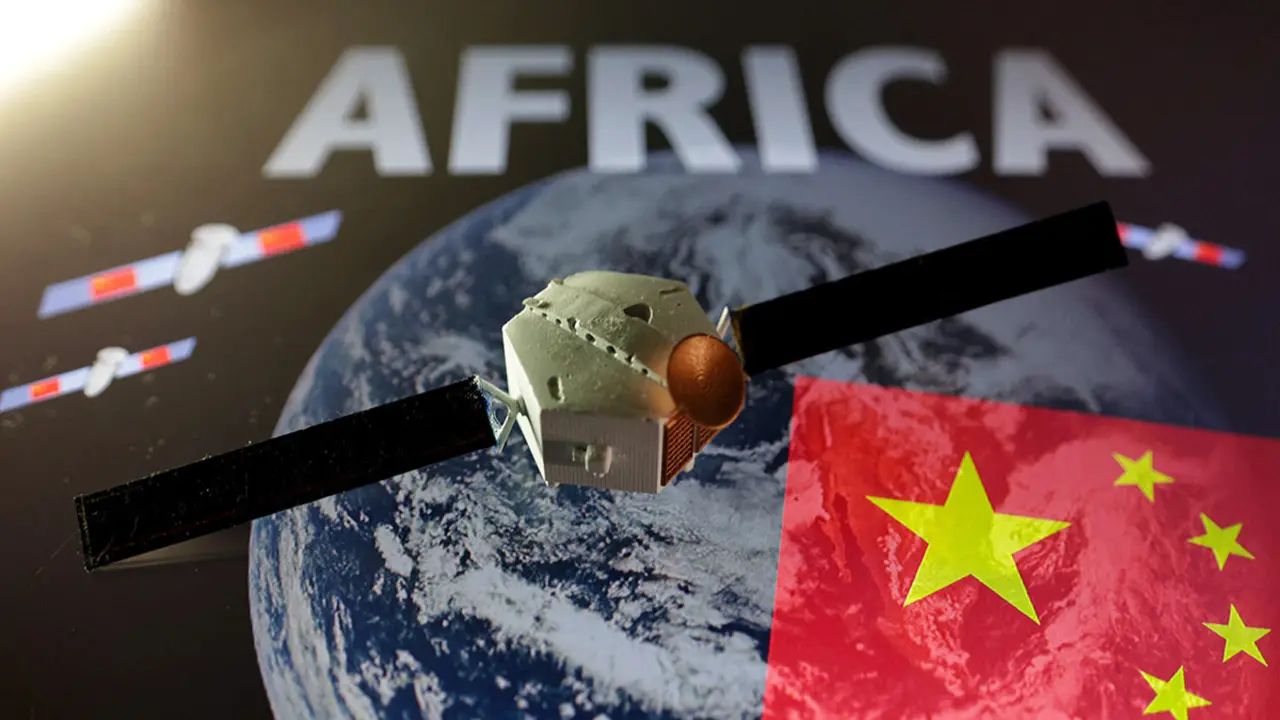 La bandera china, la palabra África y un modelo de satélite se ven en esta ilustración - REUTERS/ DADO RUVIC