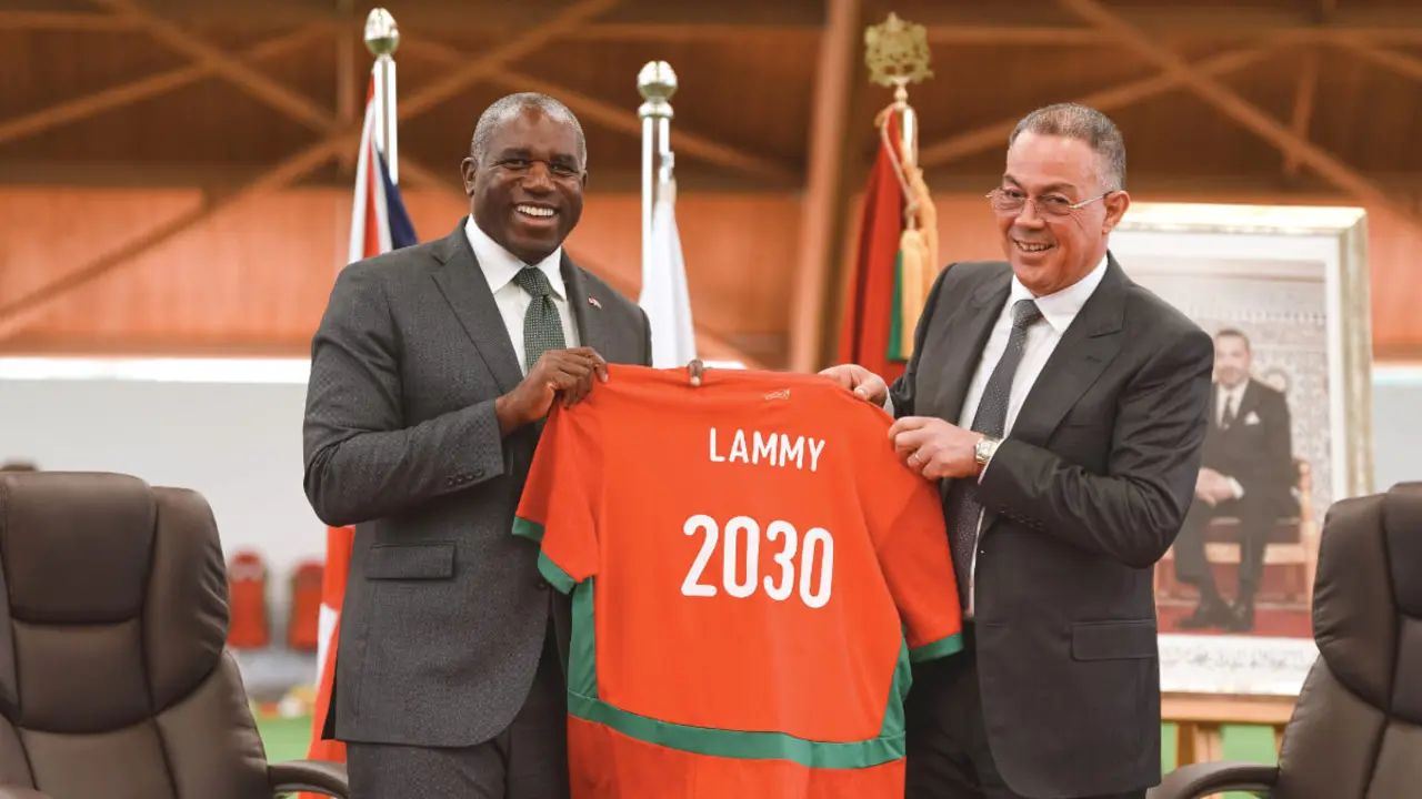 David Lammy, ministro de Asuntos Exteriores de Marruecos, junto a Fouzi Lekjaa, presidente de la Real Federación Marroquí de Fútbol (RFMF), posando con una camiseta con el nombre del ministro conmemorativa de la Copa del Mundo de 2030 en las instalaciones de la Academia Mohammed VI - PHOTO/@UKinMorocco
