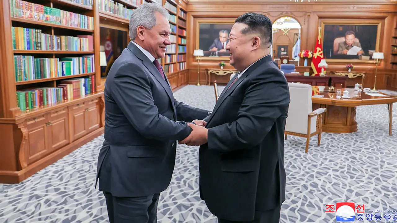 <p>El líder norcoreano Kim Jong Un (der.) reunido con el consejero de Seguridad ruso Sergei Shoigu en Pyongyang el 4 de junio de 2025 - KCNA via REUTERS</p>
