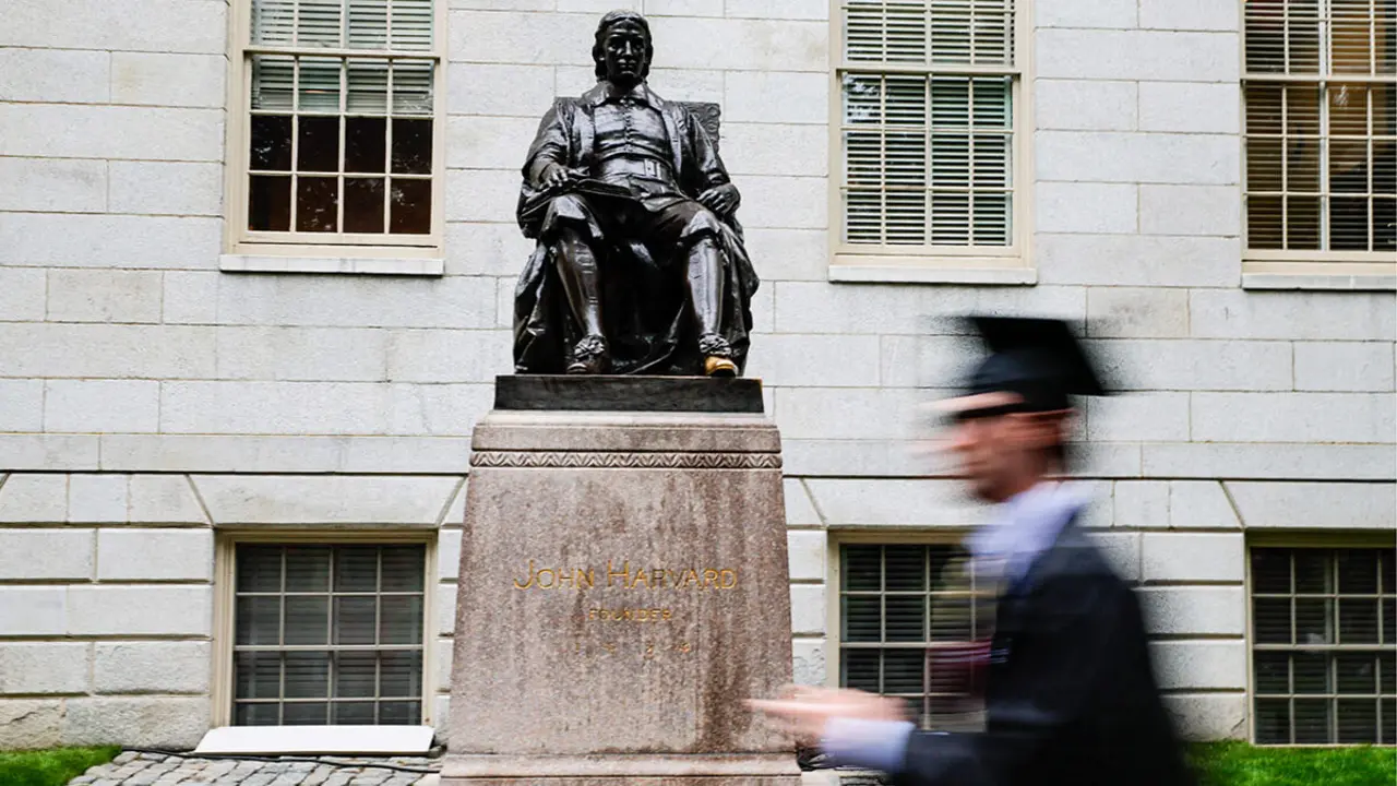 <p paraid="1596685040" paraeid="{84820ee1-7123-4cbf-b38f-e046114508b9}{6}">Un estudiante pasa junto a la estatua de John Harvard el día de la 374.ª ceremonia de graduación en la Universidad de Harvard en Cambridge, Massachusetts, EE. UU., el 29 de mayo de 2025 - REUTERS/ BRIAN SNYDER</p>
