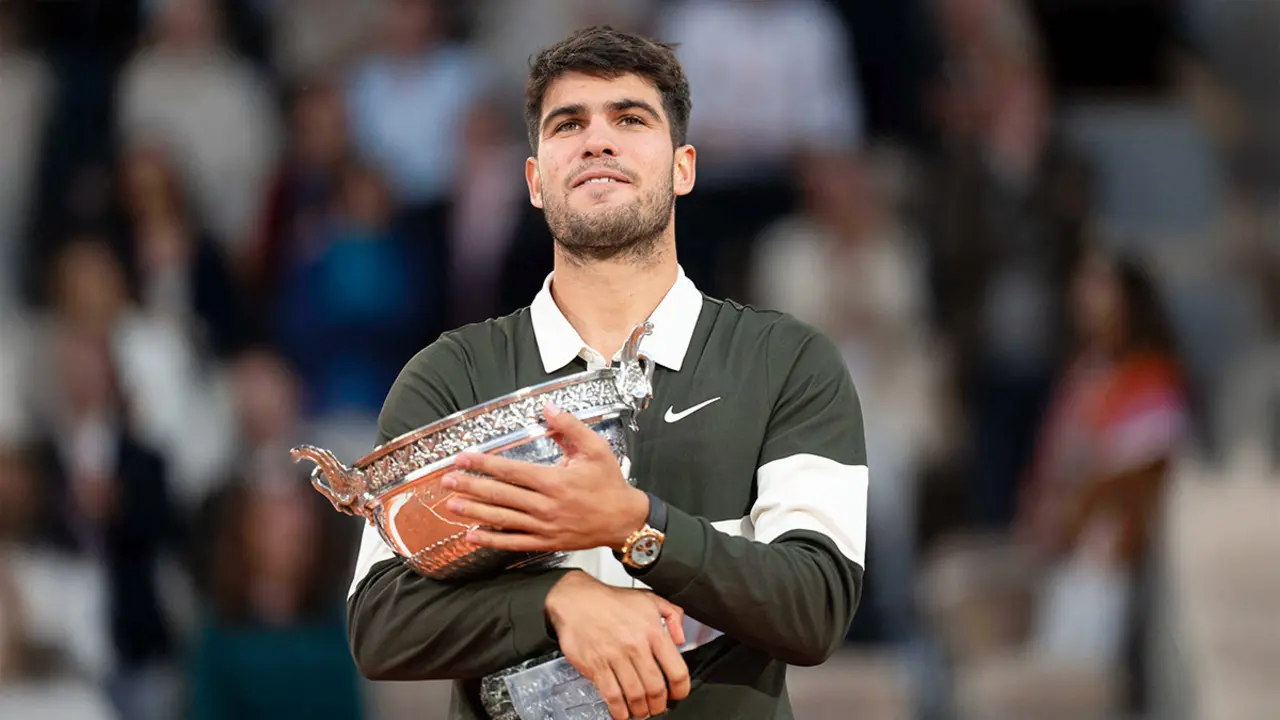 El español Carlos Alcaraz posa con el trofeo tras ganar la final individual masculina contra el italiano Jannik Sinner en la pista central del Philippe-Chatrier de París, Francia el 8 de junio de 2025 - PHOTO/ Susan Mullane-Imagn Images