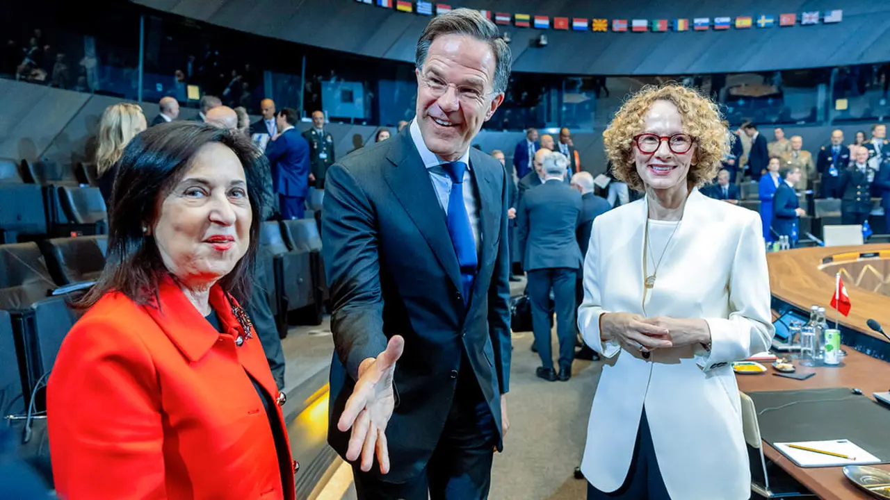 La reunión de ministros de Defensa celebrada el 5 de junio ha sentado las bases para el 5 por ciento. En imagen, la ministra Robles junto al secretario general Mark Rutte y su vicesecretaria, Radmila Shekerinska, de Macedonia del Norte -&nbsp;PHOTO/NATO