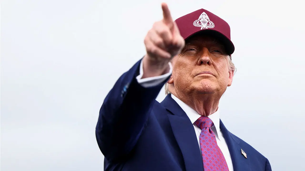 El presidente de Estados Unidos, Donald Trump, señala con el dedo mientras pronuncia un discurso durante un mitin en Fort Bragg, Carolina del Norte, EE. UU., el 10 de junio de 2025 - REUTERS/ EVELYN HOCKSTEIN