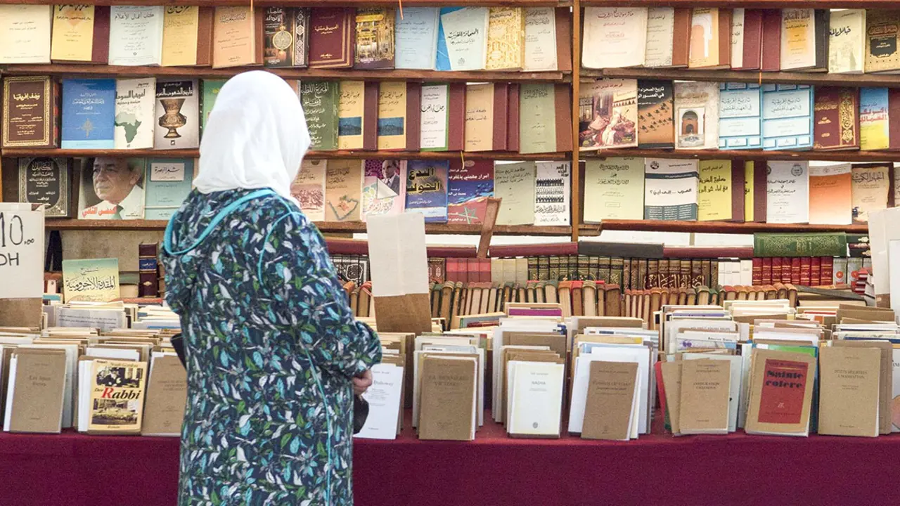 <p>Una lectora hojea libros en una librería de Rabat - PHOTO/ARCHIVO&nbsp;</p>
