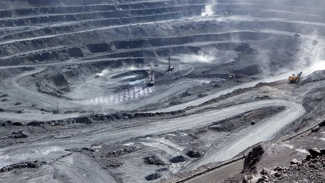 Mineros en la mina Bayan Obo, que contiene minerales de tierras raras, en Mongolia Interior, China - REUTERS/ ARCHIVO