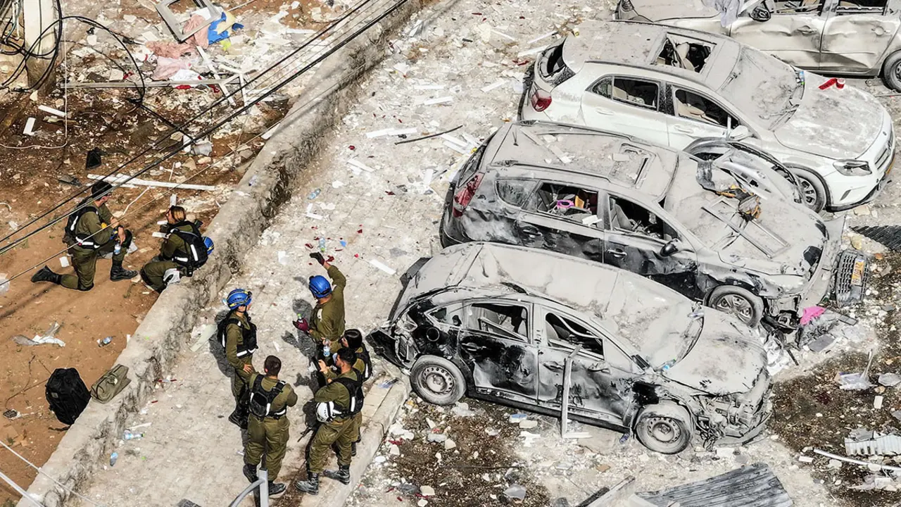 Una fotografía de un dron muestra al personal de rescate junto a vehículos dañados cerca de viviendas y una escuela en el lugar del impacto tras un ataque con misiles de Irán contra Israel, en Bnei Brak, Israel, el 16 de junio de 2025 - REUTERS/ CHEN KALIFA
