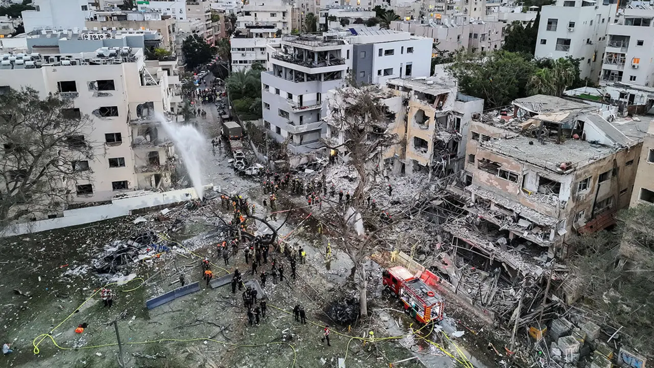 Una fotografía de un dron muestra los daños en viviendas en el lugar del impacto tras un ataque con misiles iraníes contra Israel, en Tel Aviv, Israel, el 16 de junio de 2025 - REUTERS/ MOSHE MIZRAHI