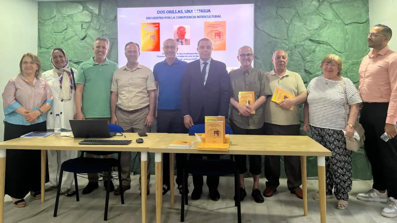 Mohamed Nouri, escritor del libro "Vocablos españoles en la lengua del norte de Marruecos", junto a los presentes durante la presentación de éste en la sede de la Fundación Ibn Battuta - PHOTO/ATALAYAR