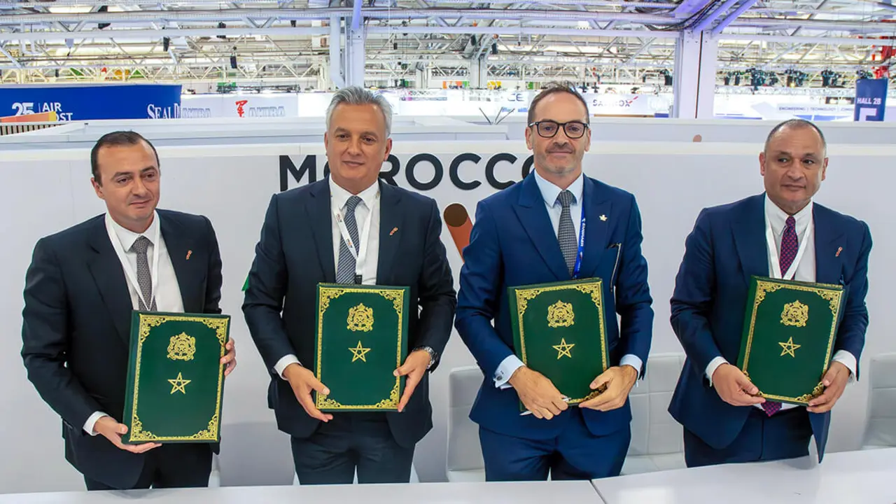 Ministro delegado ante el jefe del Gobierno para Inversi&oacute;n, Convergencia y Evaluaci&oacute;n de Pol&iacute;ticas P&uacute;blicas, Karim Zidane; el ministro de Industria y Comercio, Ryad Mezzour; y el director general de la Agencia Marroqu&iacute; de Desarrollo de Inversiones y Exportaciones (AMDIE), Ali Seddiki; durante la 55&ordm; edici&oacute;n del Paris Air Show - PHOTO/MICEPP