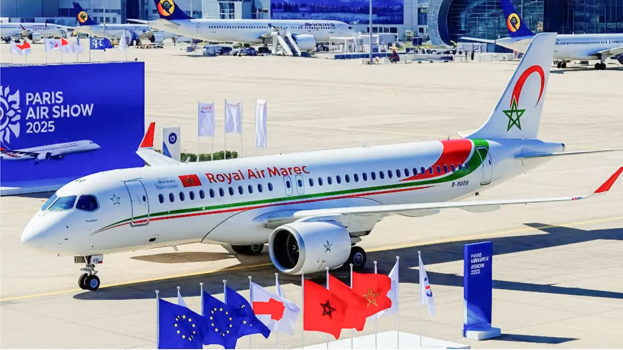 Avión de la compañía aérea nacional de Marruecos, Royal Air Maroc (RAM) durante la 55º edición del Paris Air Show