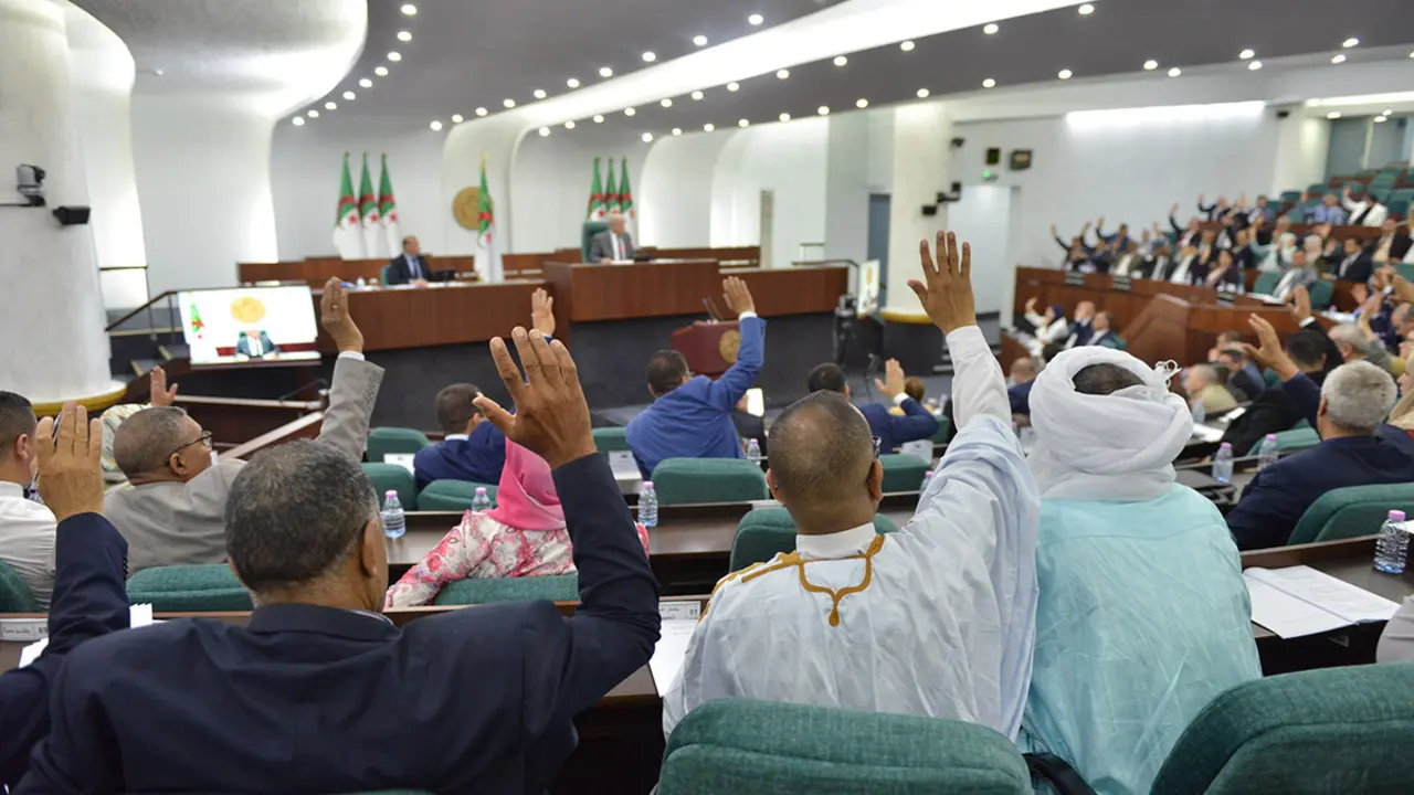 Miembros de la Asamblea Nacional Popular de Argelia durante la votación de la proposición de ley sobre la movilización general - PHOTO/ASAMBLEA NACIONAL POPULAR/X/@apnalgerie