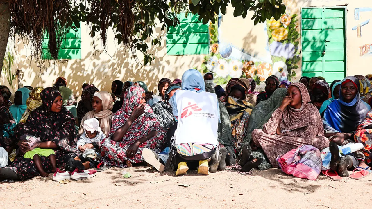 El personal de MSF habla con las madres admitidas en el programa de MSF para cuidar a mujeres lactantes y embarazadas que sufren de malnutrición severa - PHOTO/ ABDOALSALAM ABDALLAH/ MSF