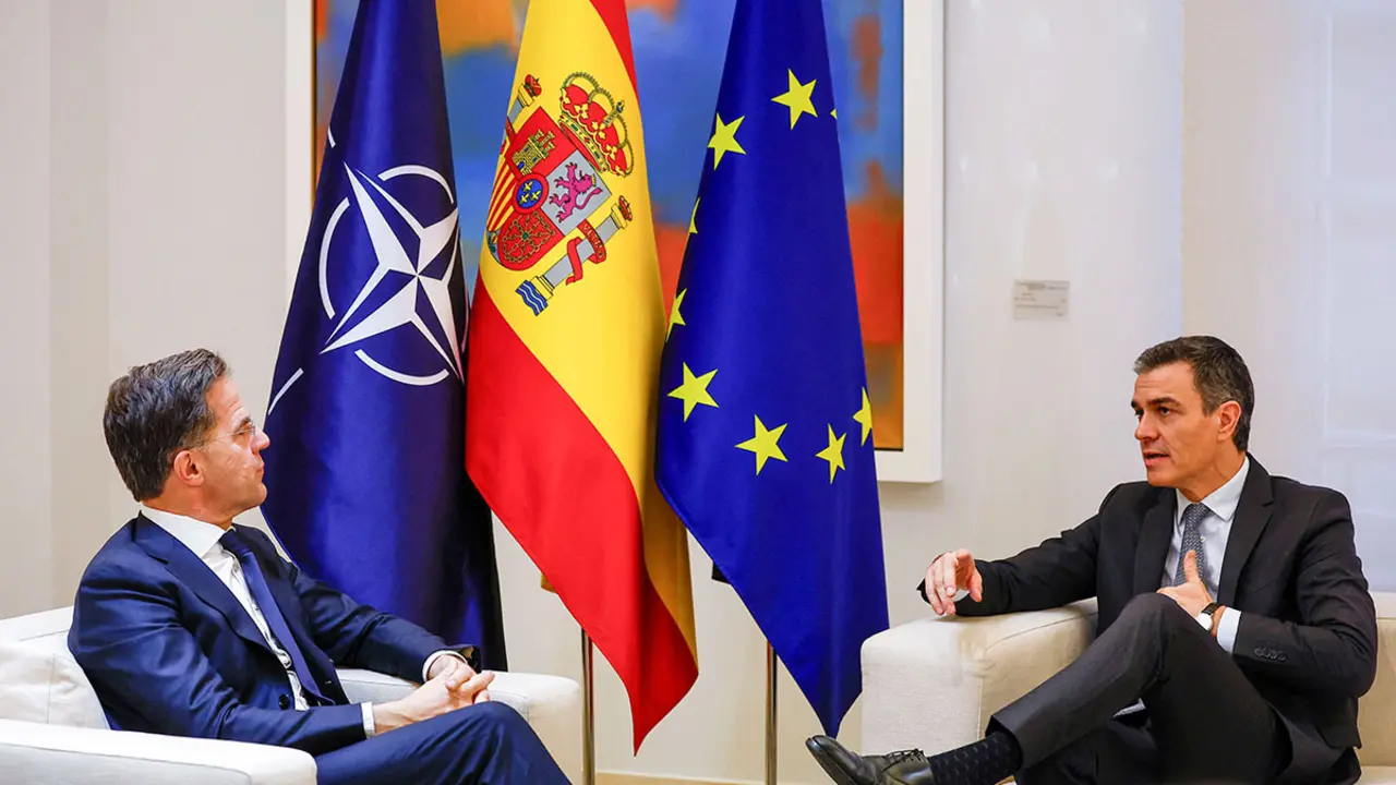 Fotografía de archivo, el presidente del Gobierno español, Pedro Sánchez, se reúne con el secretario general de la OTAN, Mark Rutte, en el Palacio de la Moncloa en Madrid, España, el 27 de enero de 2025 - REUTERS/JUAN MEDINA