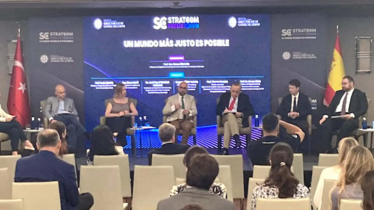 Panel de intervinientes: de izq a der.: Borja Santos, Iliana Olivié, José Miguel Calvillo, Augusto López-Claros, Vicente Palacio y Erman Akilli