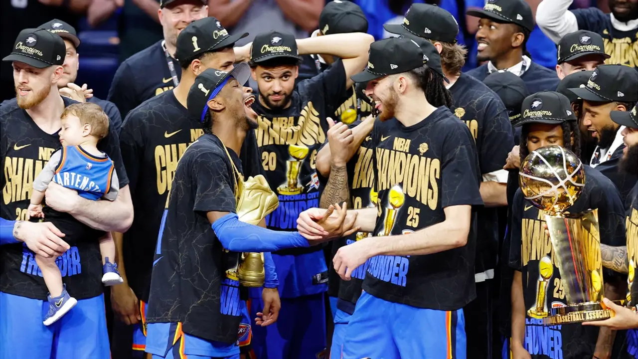 El base de los Oklahoma City Thunder Shai Gilgeous-Alexander (2) celebra con el alero de los Oklahoma City Thunder Chet Holmgren (7) tras ganar el séptimo partido de las Finales de la NBA 2025 contra los Indiana Pacers en el Paycom Center - PHOTO/ ALONZO ADAMS/ IMAGN IMAGES via REUTERS