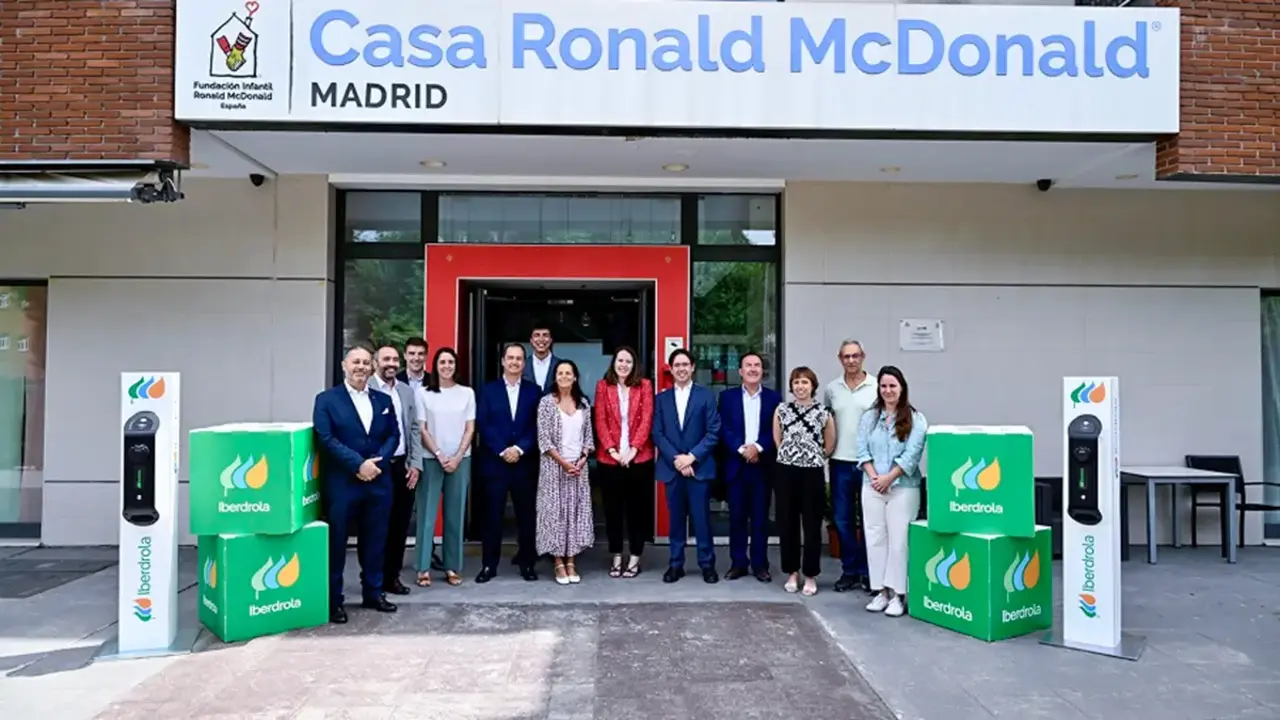 Representantes de Iberdrola España y la Fundación Infantil Ronald McDonald