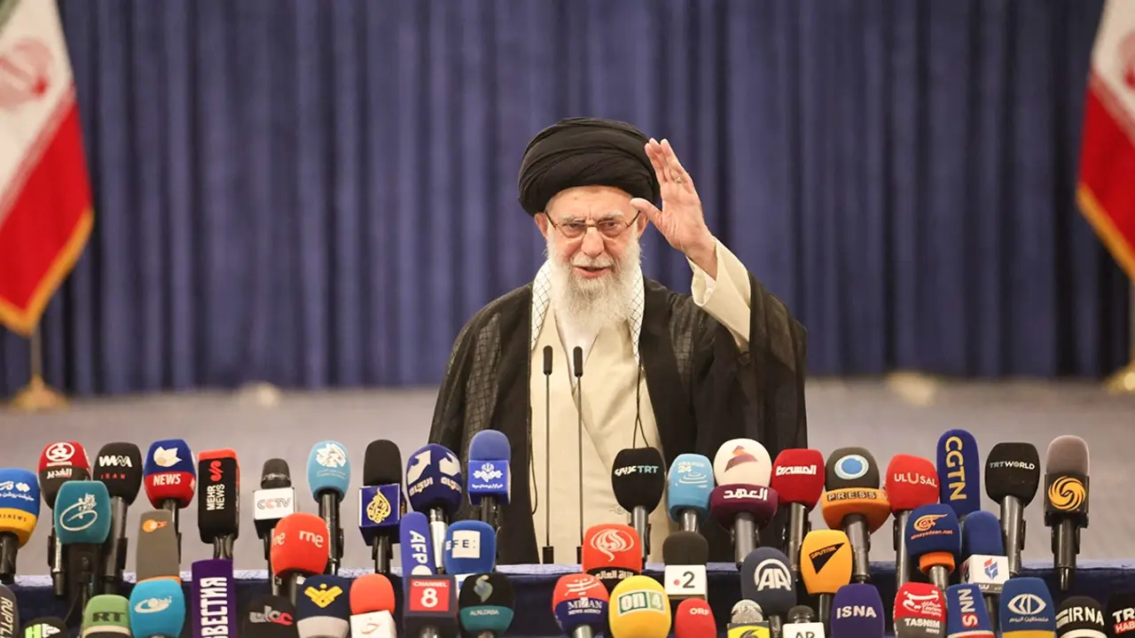 <p>El líder supremo de Irán, el ayatolá Ali Jamenei, en una rueda prensa tras emitir su voto en la segunda vuelta de las elecciones presidenciales en Teherán el 28 de junio de 2024 - PHOTO/ARCHIVO &nbsp;</p>
