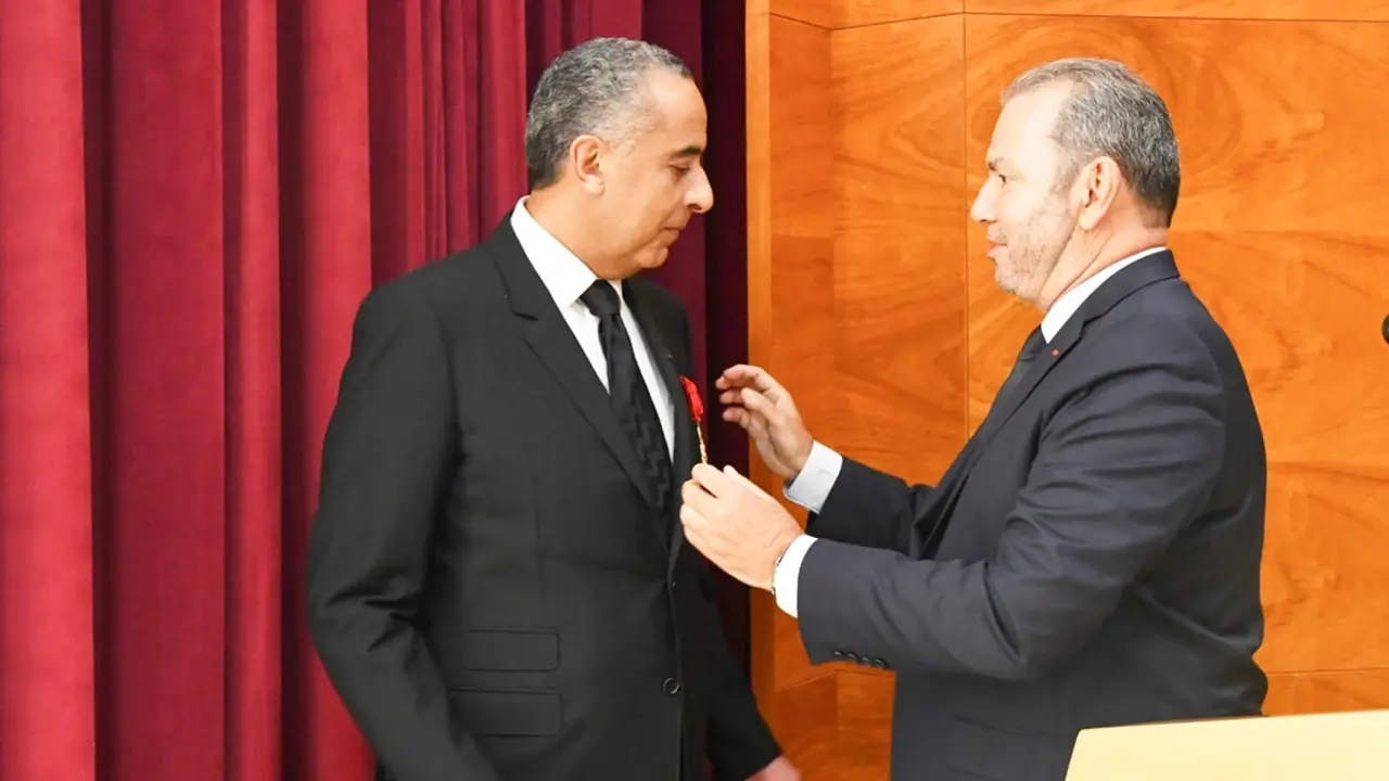 Abdellatif Hammouchi, director general de Seguridad Nacional y Vigilancia del Territorio (DGSN-DGST), recibiendo la medalla de la Orden de la Legión de Honor en el grado de oficial, por parte del embajador de Marruecos en Francia, Christophe Lecourtier - PHOTO/X/@CherkaouiTalal
