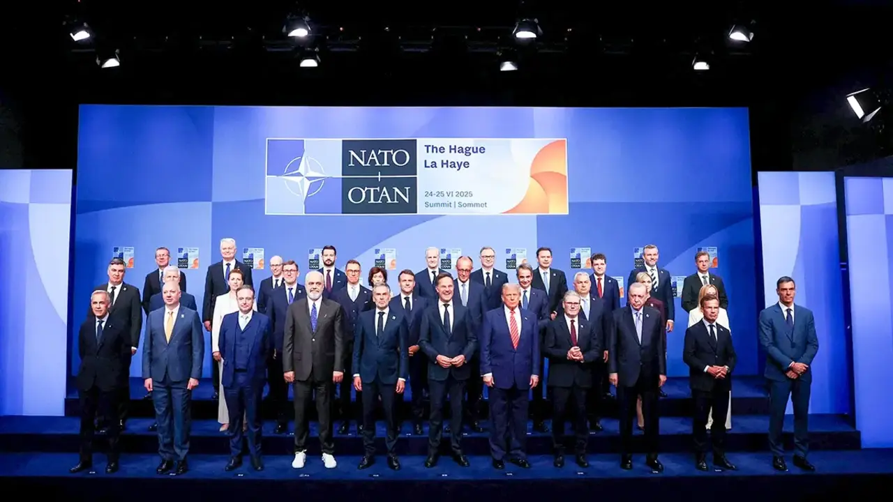 <p>El secretario general de la OTAN, Mark Rutte, y el primer ministro holandés, Dick Schoof, posan para una foto familiar con los líderes de la OTAN durante una cumbre de líderes de la OTAN en La Haya, Países Bajos, el 25 de junio de 2025 - REUTERS/ YVES HERMAN</p>
