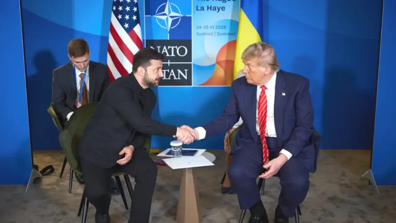 Volodimyr Zelensky, presidente de Ucrania, junto a Donald Trump, presidente de Estados Unidos, durante una reunión posterior a la cumbre de la OTAN en la Haya - PHOTO/PRESIDENCIA DE UCRANIA